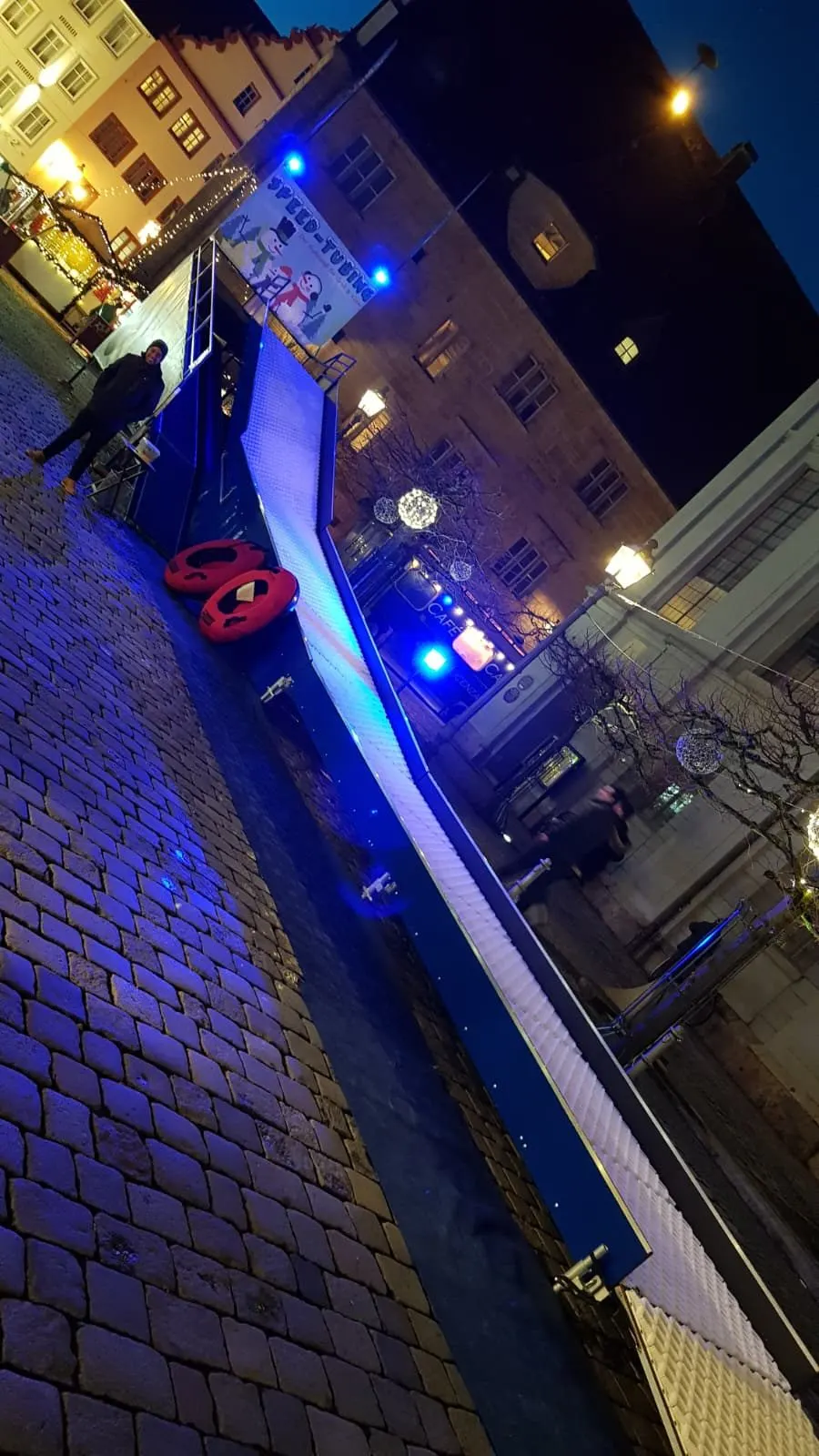 Mobile Rodelbahn auf einem Weihnachtsmarkt