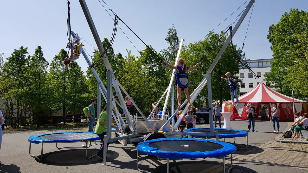 Bungee-Trampolin auf einem Stadtfest