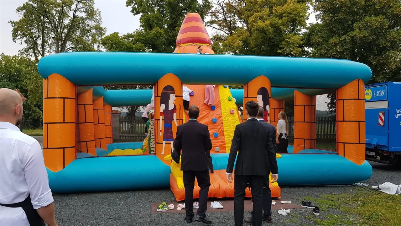 Hüpfburg-Parcours für ein Familienfest