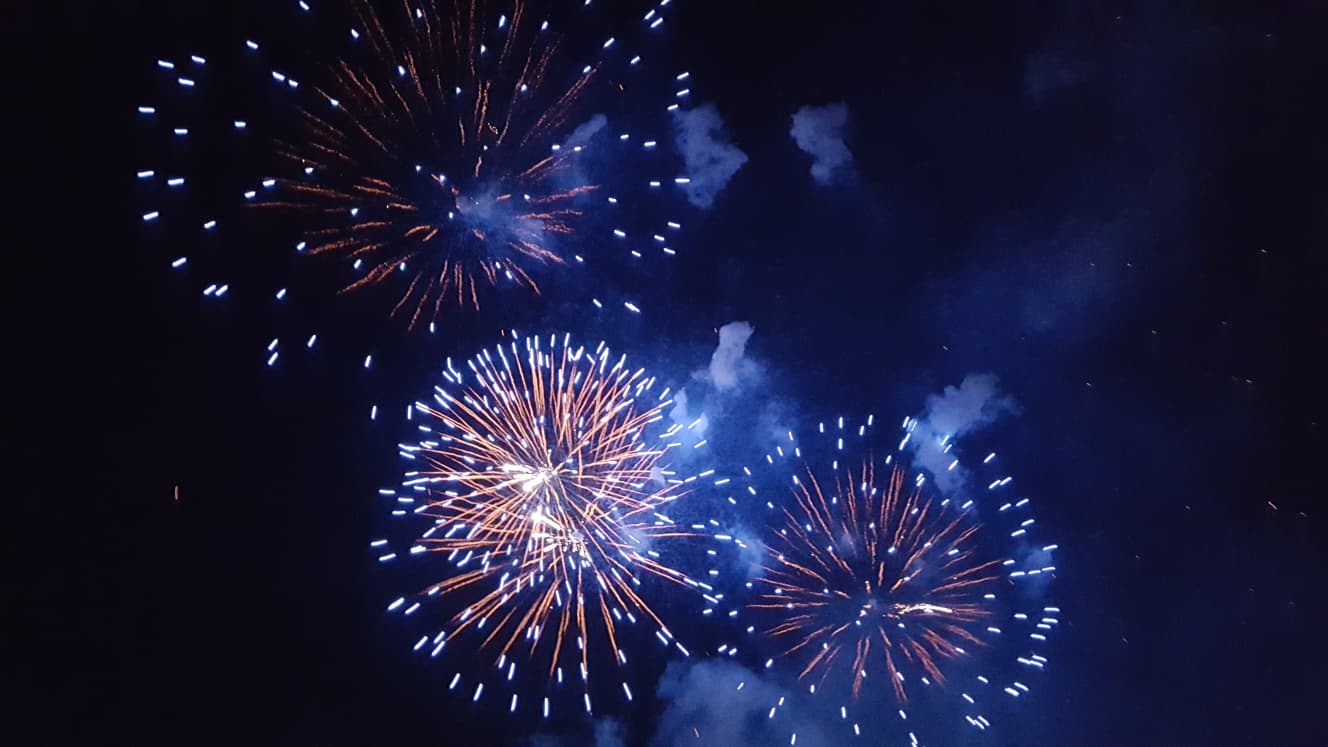 Professionelles Feuerwerk mit mehreren blau-weißen Buketts