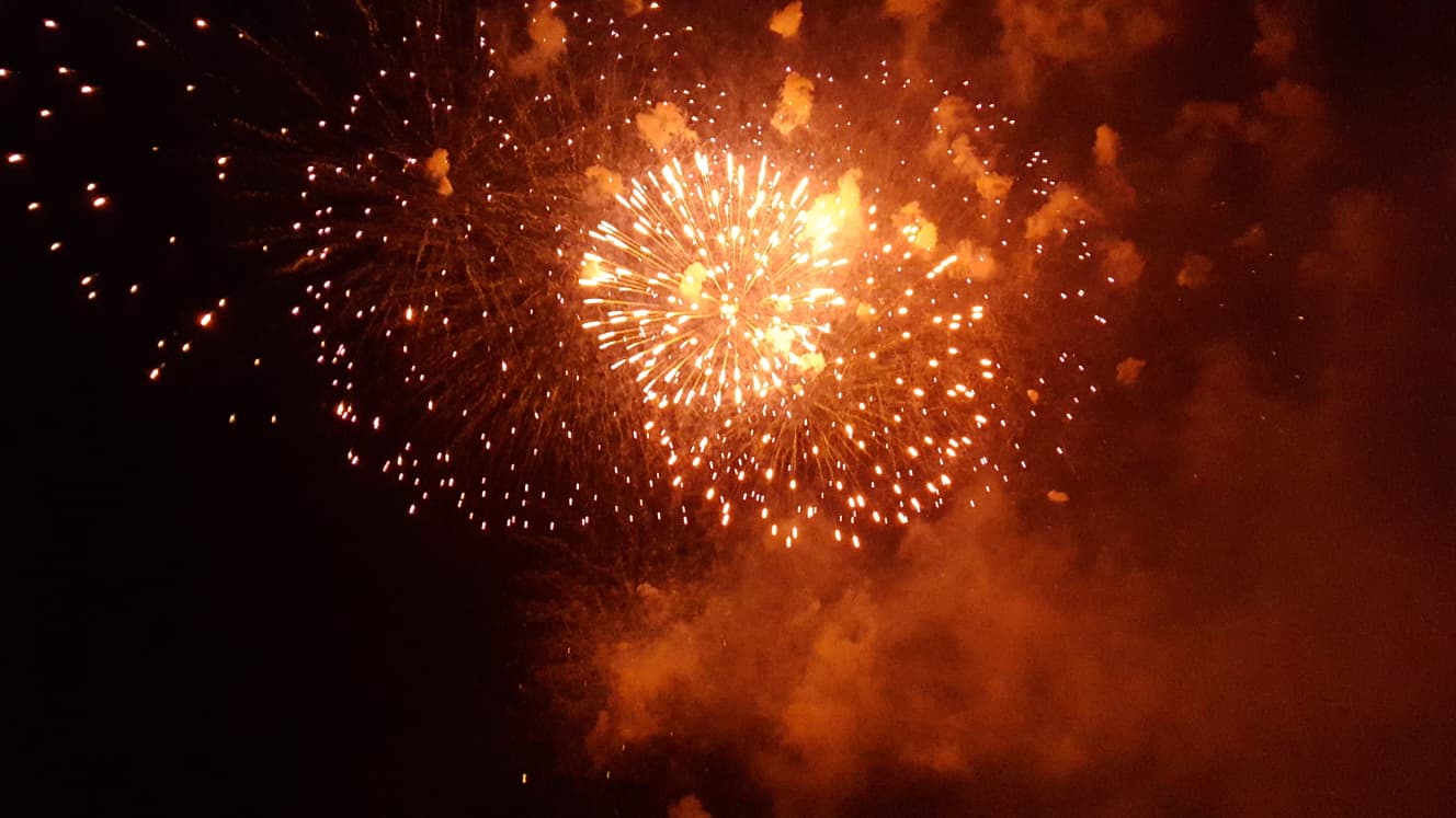 Orange leuchtendes Feuerwerk als Showhöhepunkt einer Abendveranstaltung