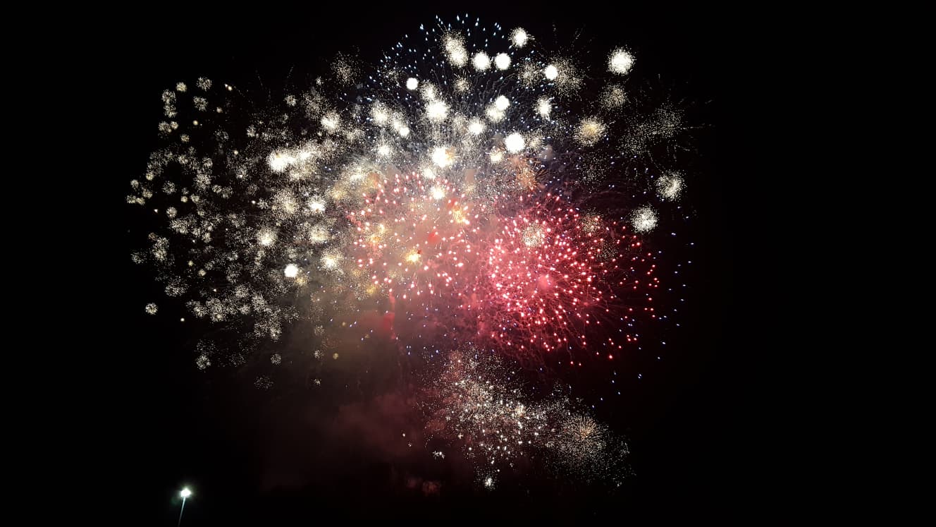 Großes Feuerwerk mit roten und weißen Effekten für Events