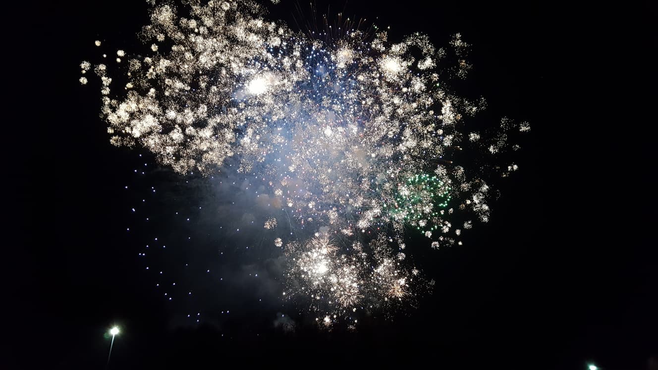 Weiß-goldenes Feuerwerk mit dichter Effektwolke am Nachthimmel