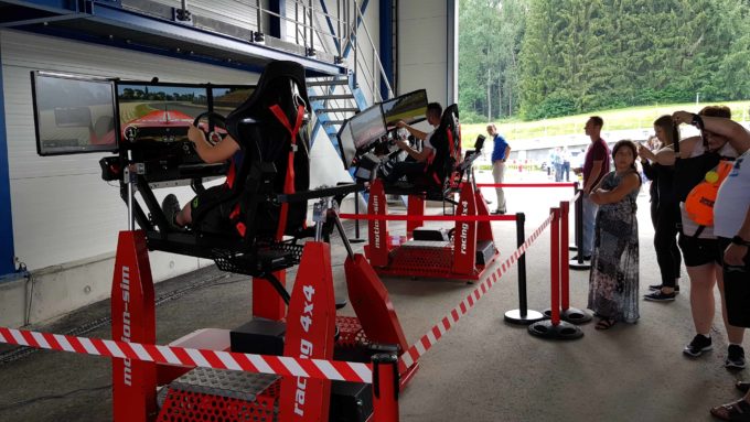 Full Motion Rennsimulator mieten