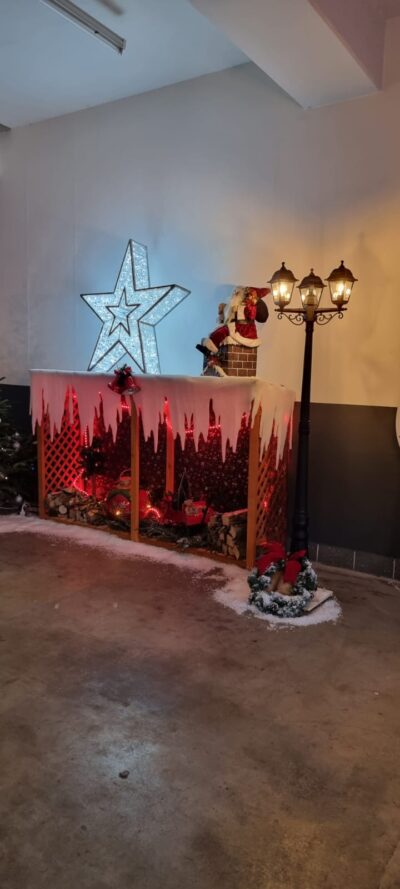 Weihnachtsdekoration mit Stern und Weihnachtsmann.